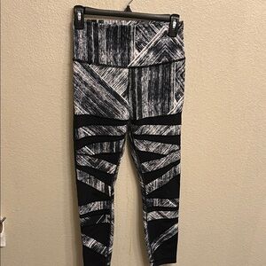 Lululemon Athletica Black and White Geometric Leggings Size Small